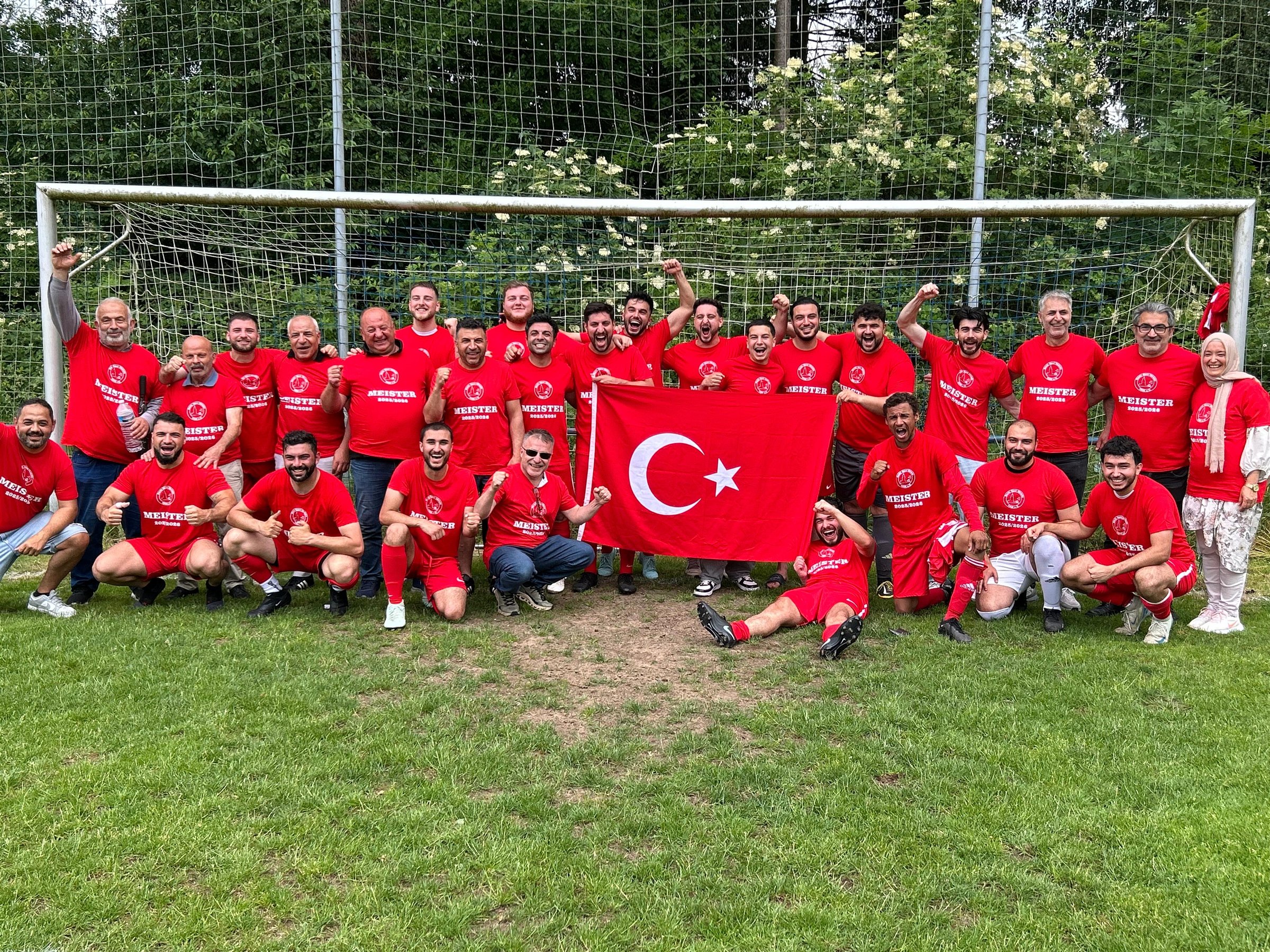 Mannschaft und Vereinsumfeld von Baris Spor Idstein vor dem Tor