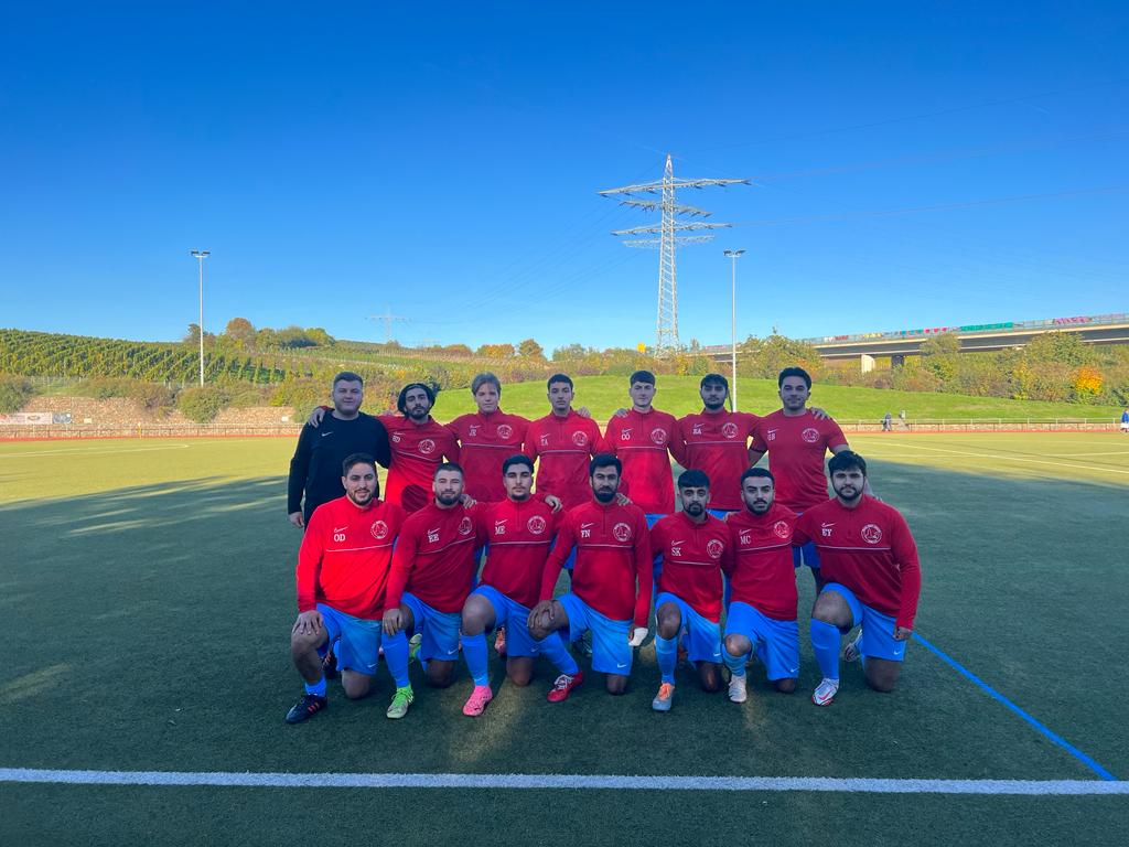 Mannschaft von Baris Spor Idstein auf dem Fußballplatz